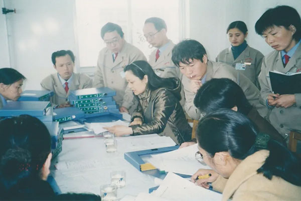 2002年GMP认证专家组对rg皇家视讯造药车间软件进行审核 2002年GMP认证专家组对rg皇家视讯造药车间软件进行审核