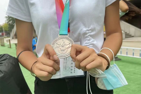 参与省运会获得跳高角逐第三名 参与省运会获得跳高角逐第三名