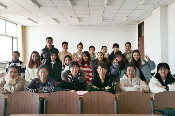 与钻研生同学的合影 与钻研生同学的合影