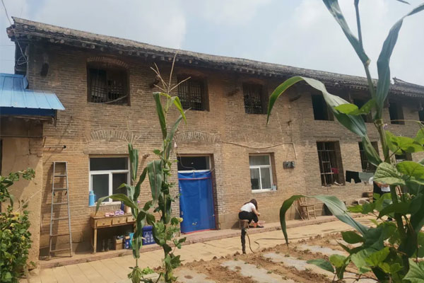 现与母亲借住在村里一户无人居住的幼院 现与母亲借住在村里一户无人居住的幼院