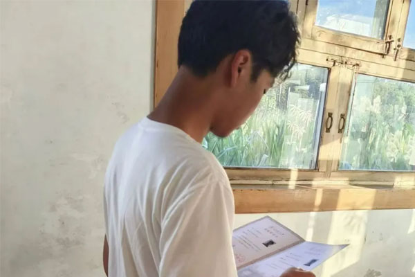 李华(化名)拿到登科通知书 李华(化名)拿到登科通知书