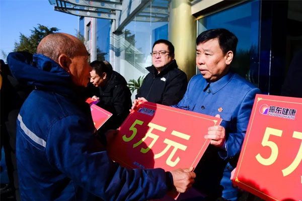 ÀƽԺ³¤£¨ÓÒ£©ÎªÙÚÀÏÒ¯×Ó£¨×󣩷¢¾ÈÖú¿î ÀƽԺ³¤£¨ÓÒ£©ÎªÙÚÀÏÒ¯×Ó£¨×󣩷¢¾ÈÖú¿î